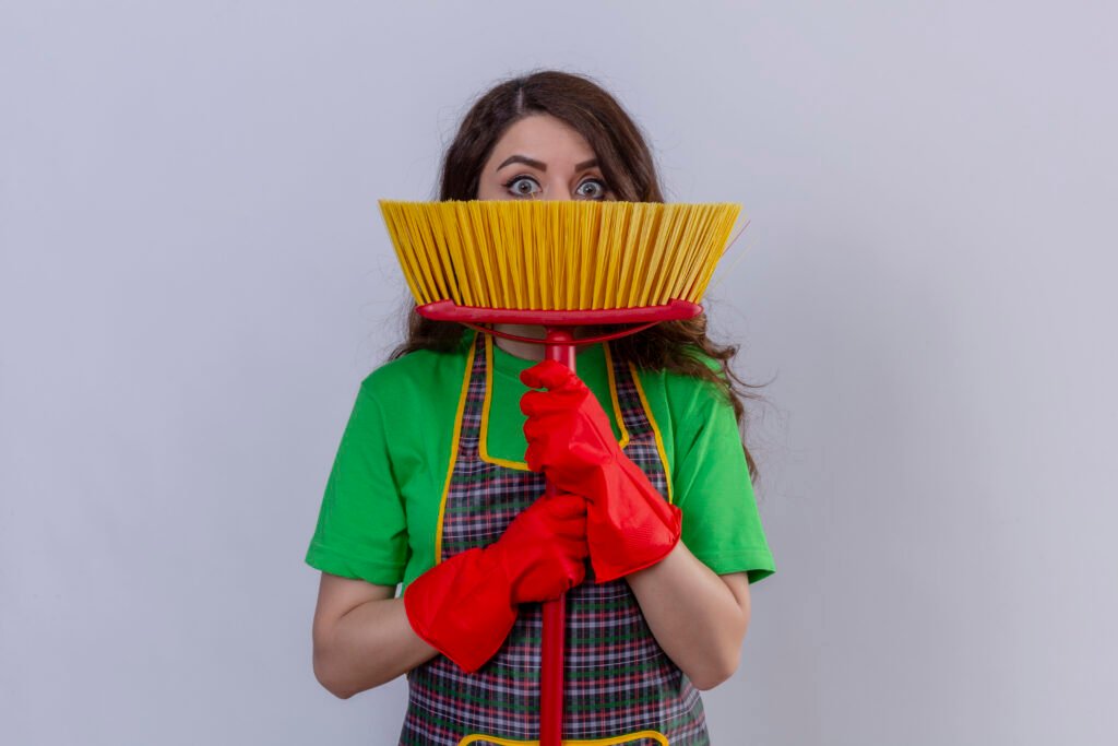 varrer a casa à noite dá azar